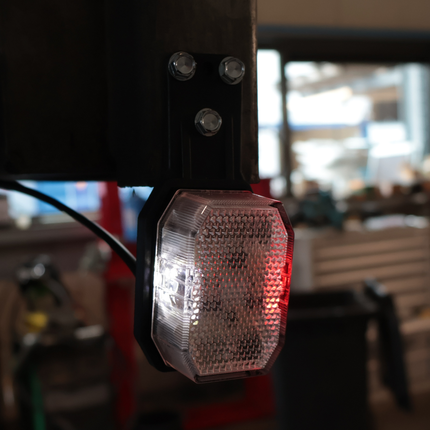 Aspock Aspöck Flexipoint LED Feu de gabarit gauche - rouge/blanc sur petit support en caoutchouc avec 0,5m de câble