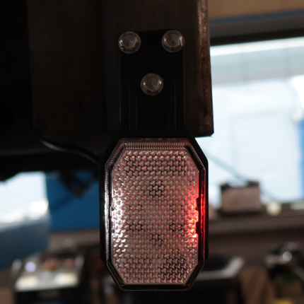 Aspock Aspöck Flexipoint LED Feu de gabarit gauche - rouge/blanc sur petit support en caoutchouc avec 0,5m de câble
