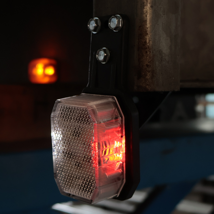 Aspock Aspöck Flexipoint LED Feu de gabarit gauche - rouge/blanc sur petit support en caoutchouc avec 0,5m de câble