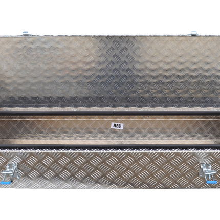 De Haan DE HAAN BOX HE - 1200x380x190 mm - boîte à timon en tôle d'aluminium à damier, étanche à l'eau et à la poussière - équipée de grenouillères remorques