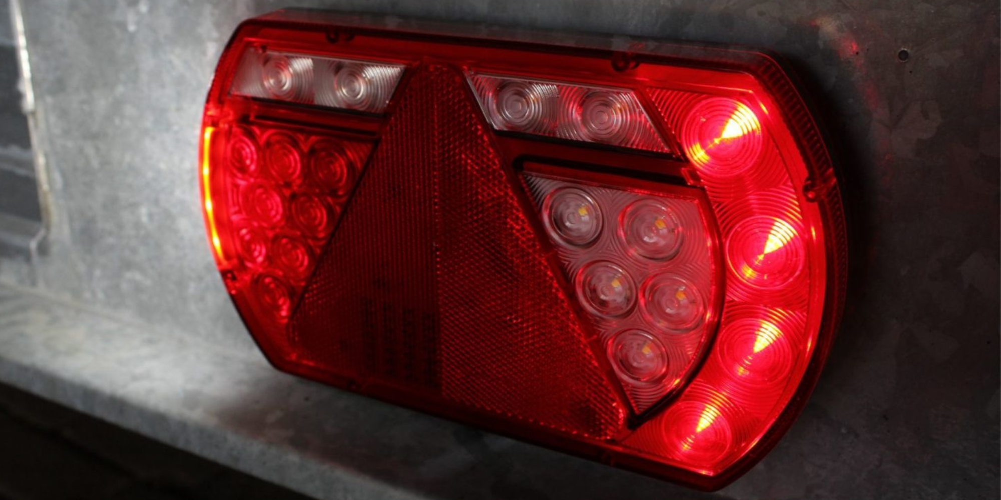Feux arrière à LED avec résistances intégrées
