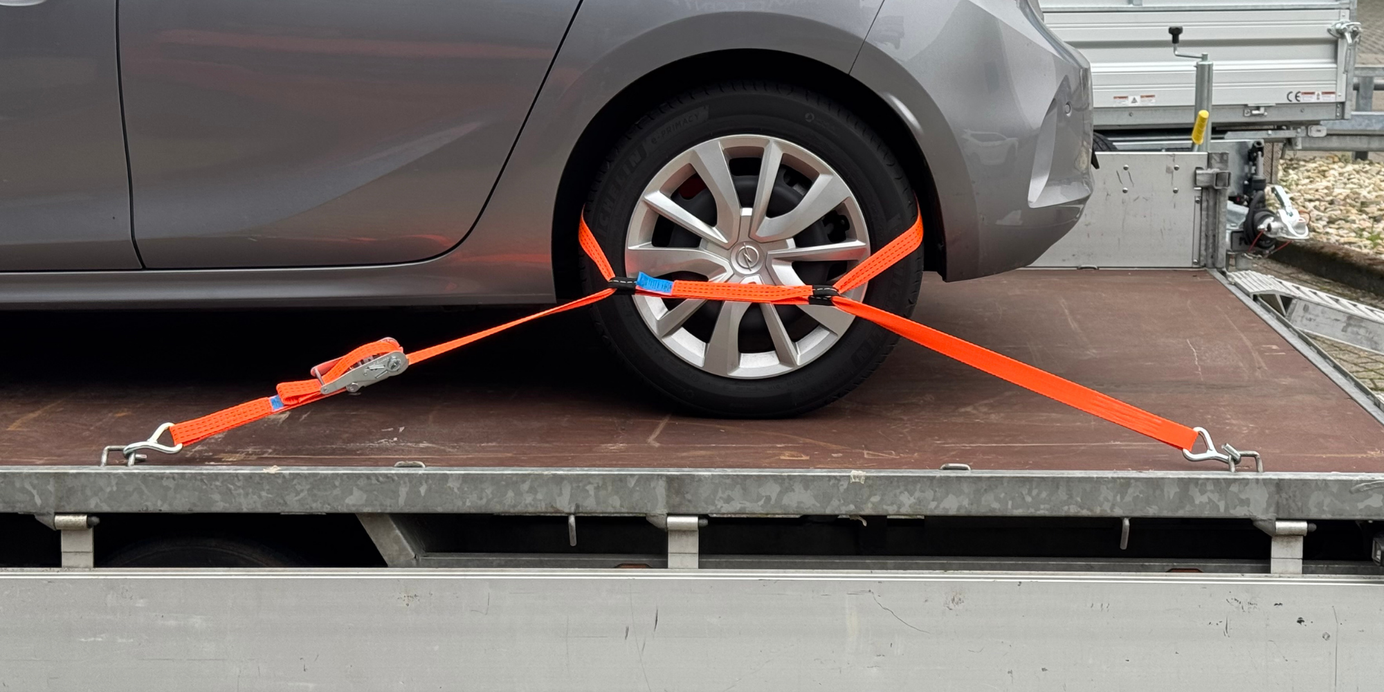 Comment fonctionnent les sangles d'arrimage et comment fixer le chargement à la remorque ?