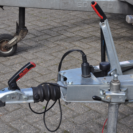 AL-KO AL-KO Frein à inertie pour remorque - 251S - capacité max : 2600 kg - connexion au timon en V - montage inférieur