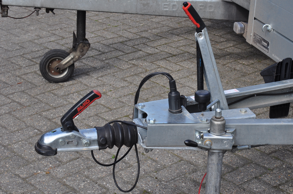 AL-KO AL-KO Frein à inertie pour remorque - 251S - capacité max : 2600 kg - connexion au timon en V - montage inférieur