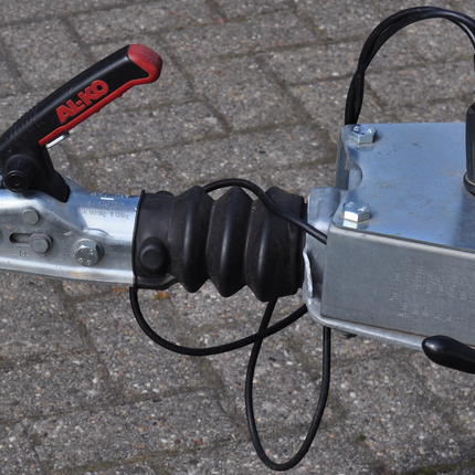 AL-KO AL-KO Frein à inertie pour remorque - 251S - capacité max : 2600 kg - connexion au timon en V - montage inférieur