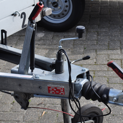 AL-KO AL-KO Frein à inertie pour remorque - 251S - capacité max : 2600 kg - connexion au timon en V - montage inférieur