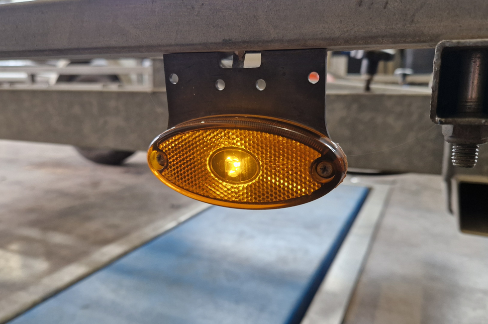 Aspock Aspock Flatpoint 2 - feu de gabarit orange/jaune - connecteur - LED - sur support