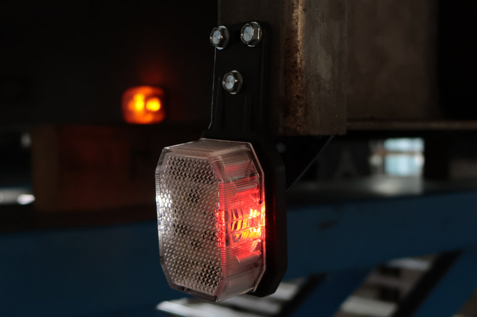 Aspock Aspöck Flexipoint LED Feu de gabarit gauche - rouge/blanc sur petit support en caoutchouc avec 0,5m de câble