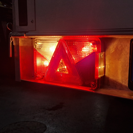 Aspock Feu arrière de remorque - Aspöck Multipoint 5 - gauche - connecteur 5 broches baïonnette - avec feu de brouillard