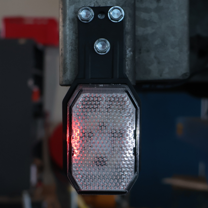 Aspock Feu de position LED Aspöck Flexipoint à droite – rouge/blanc sur petit support en caoutchouc avec câble de 0,5 m