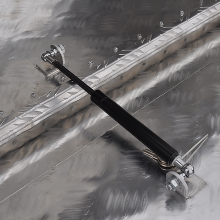 Cantonal Coffre de timon aluminium 900/660x350x300 mm – serrure encastrée – couvercle automatique – tôle antidérapante