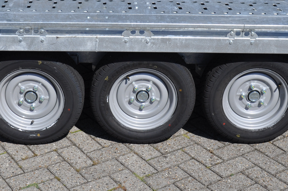 Kargotrail Roue complète 12 pouces - 195/60R12C pneu + jante - cercle de trous Mercedes : 5x112 - 900 kg - 67 mm diamètre du moyeu
