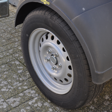 Kargotrail Roue complète 195/65R15 Pneu + Jante (cercle de trous 5x112) 690kg Diamètre du moyeu 67 mm