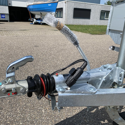 Knott Frein à inertie pour remorque KF27 (2700 kg) Timon en V, y compris console pour roue d'appui.