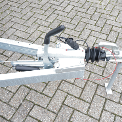 Knott Knott Frein à inertie pour remorque - KF14 - capacité max : 1400 kg - connexion au timon en V