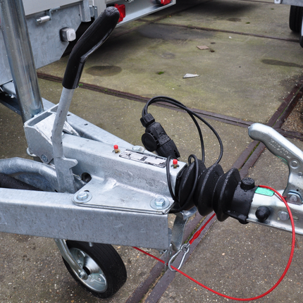 Knott Knott Frein à inertie pour remorque - KF20 - capacité max : 2000 kg - connexion au timon en V - y compris la console pour roue jockey