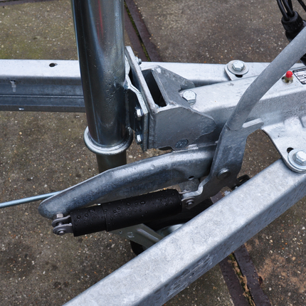 Knott Knott Frein à inertie pour remorque - KF20 - capacité max : 2000 kg - connexion au timon en V - y compris la console pour roue jockey