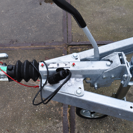 Knott Knott Frein à inertie pour remorque - KF20 - capacité max : 2000 kg - connexion au timon en V - y compris la console pour roue jockey