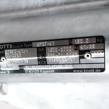 Knott Knott Frein à inertie pour remorque - KF27 - capacité max : 2700 kg - connexion au timon en V - y compris la console pour roue jockey