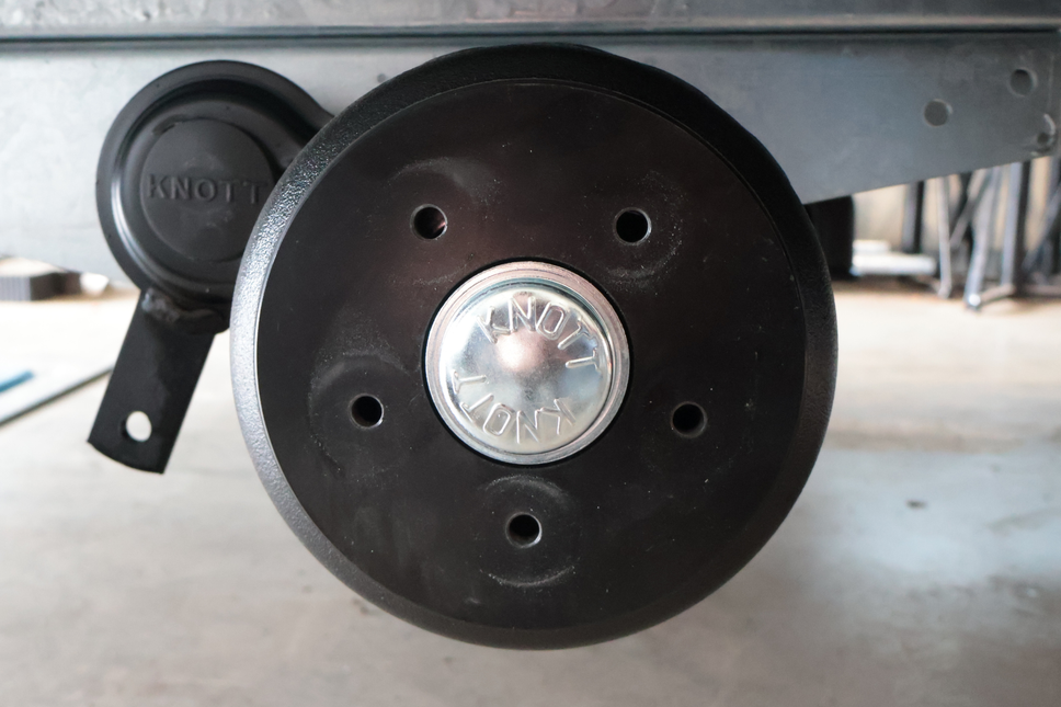 Knott Tambour de Frein Knott - 200x50 mm - 5x112 - roulement compact, écrou à bride et capuchon de moyeu